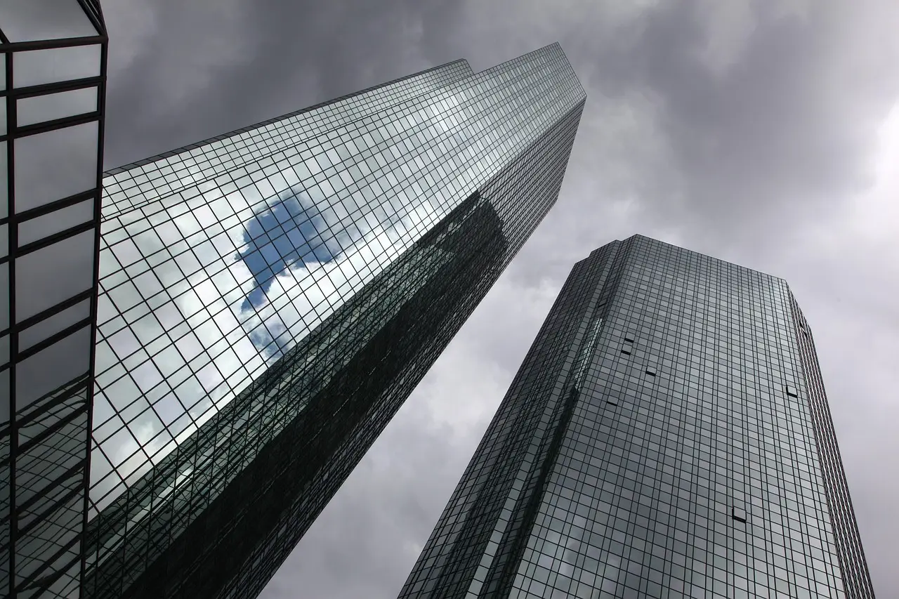 UK unemployment falls as payrolls stabilise; Deutsche Bank sees November rate hike - Yahoo Finance
