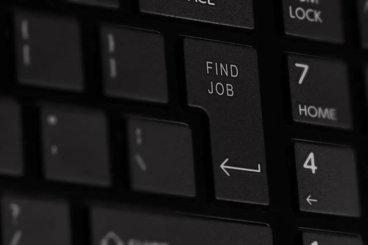 UK graduate jobs plunge to record low as AI reshapes entry-level employment market - VnExpress International