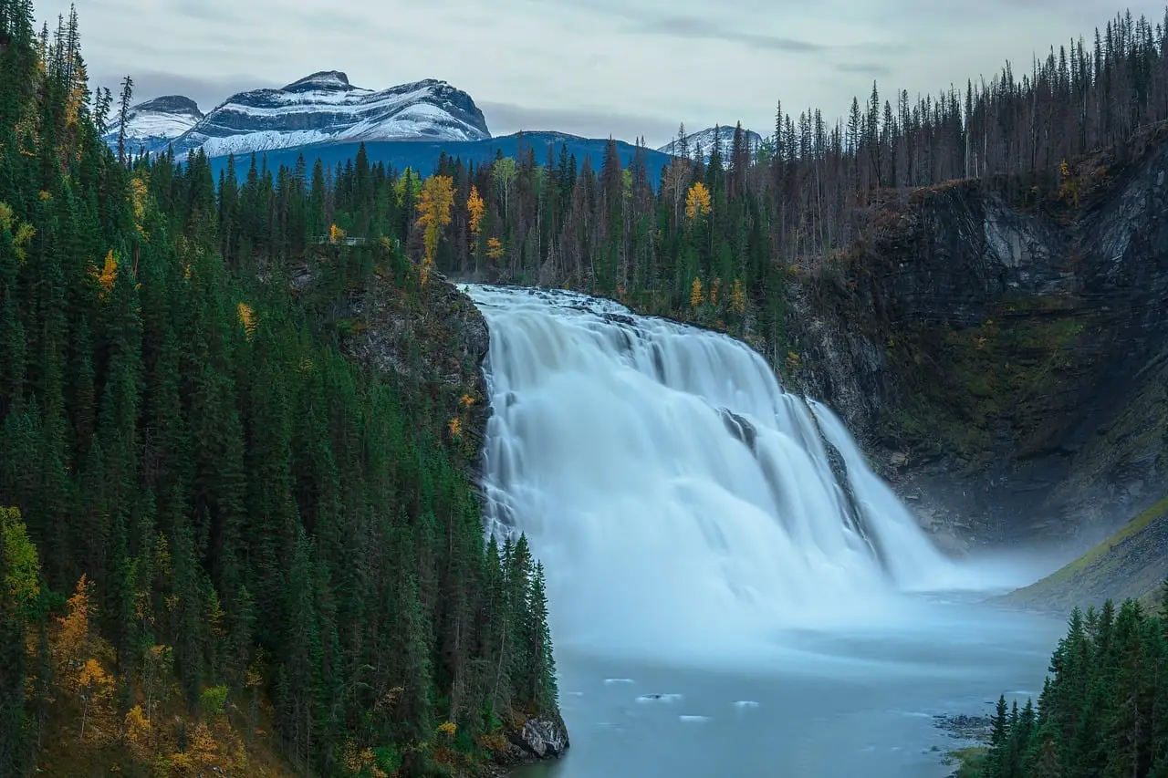 Canada Loses 68,000 Jobs as Public-Sector Employment Falls by 70,000 - the deep dive