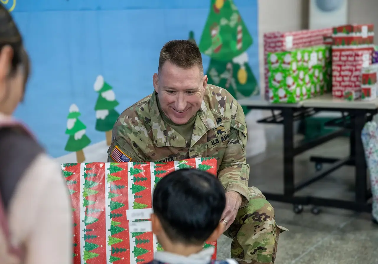 If you want a holiday job, you need to apply early for this reason - Yahoo Finance