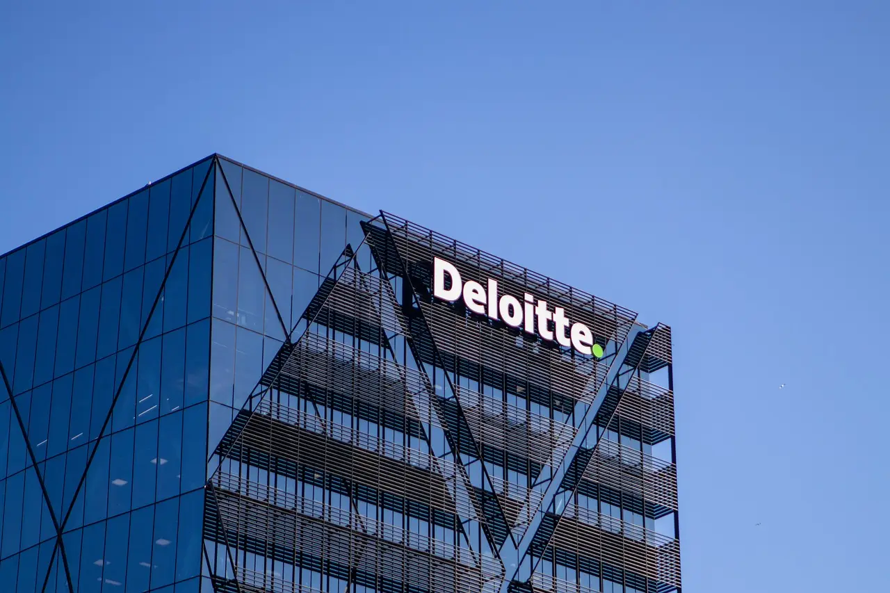 Deloitte Survey: Over Half of UK Large-Company CFOs Expect AI to Trigger Layoffs - BigGo Finance